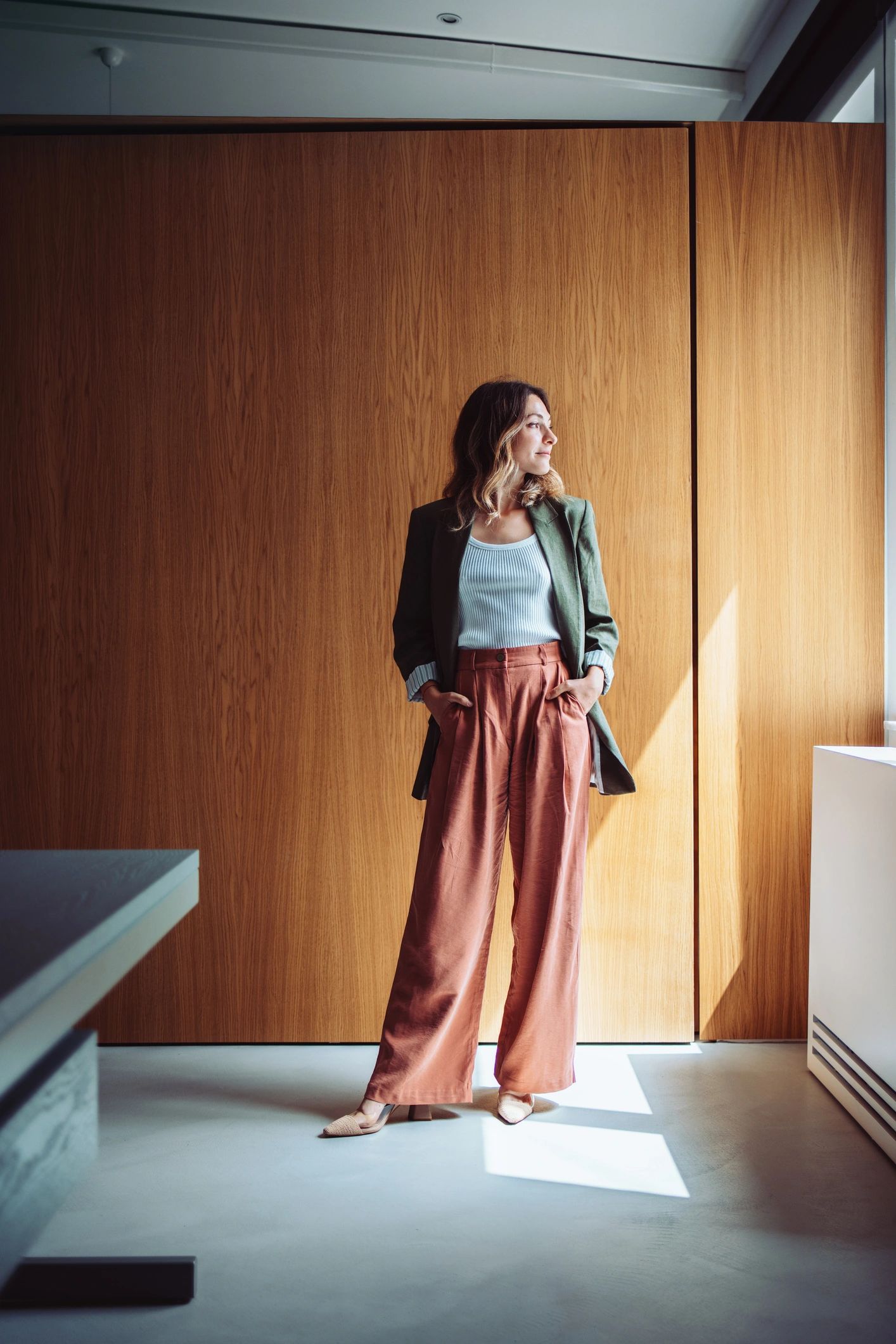 Woman wearing a modern, polished everyday outfit